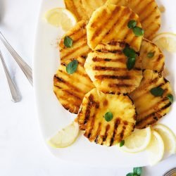 Pečen ananas z medeno omako