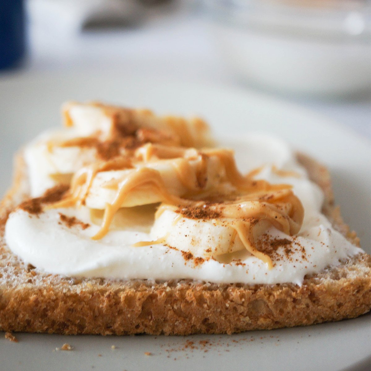 Toast s skuto, banano in arašidovim maslom