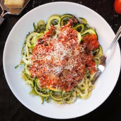 Bučkini rezanci z omako amatriciana