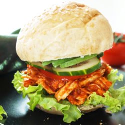 Burger s scufanim piščancem