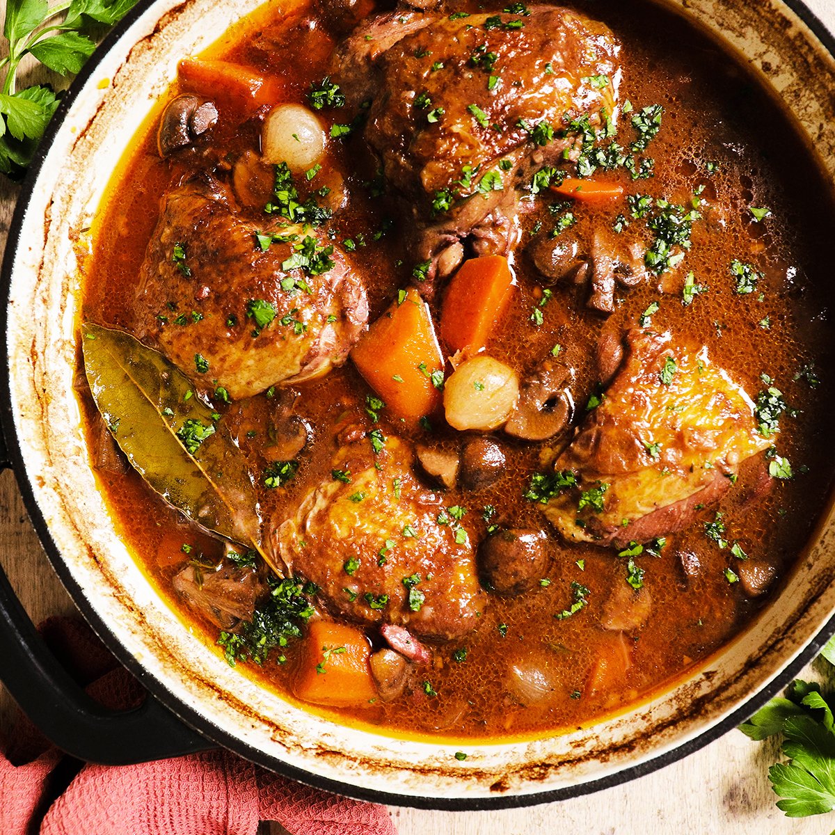 Coq au vin s česnovimi kruhki