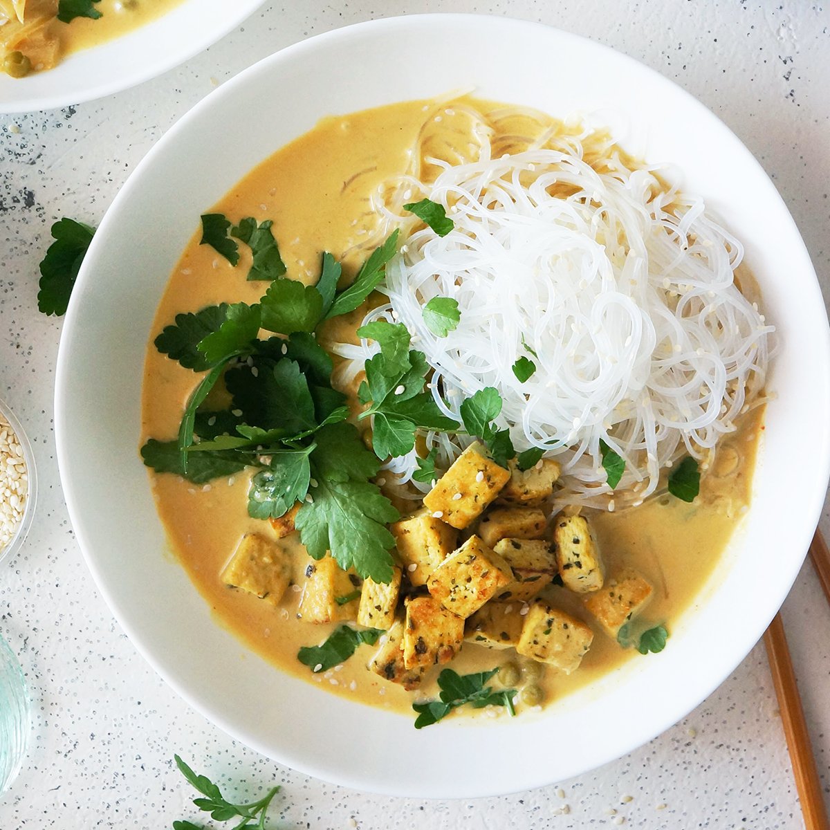 Rumen curry s steklenimi rezanci in popečenim tofujem