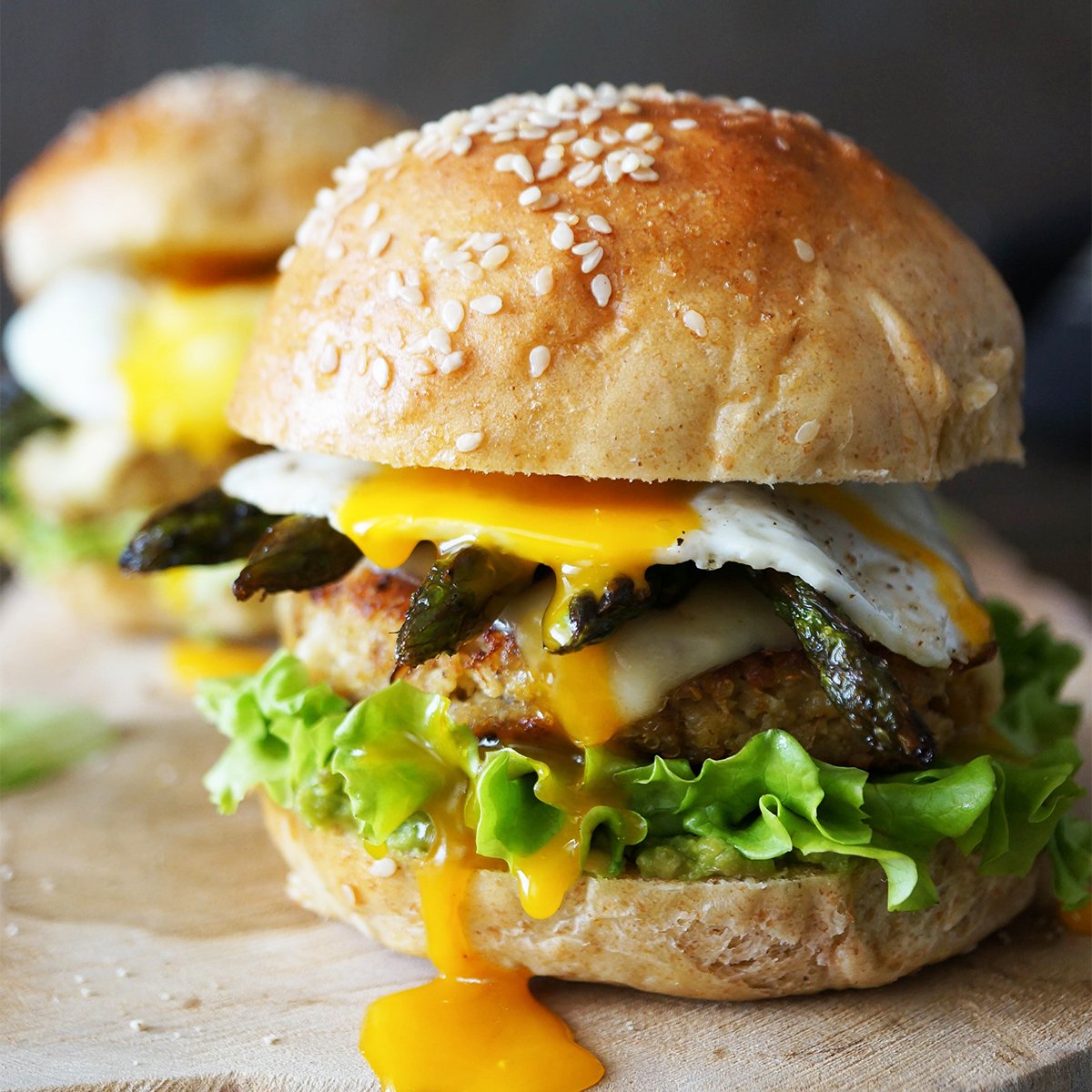 Burger s cvetačnim polpetom, šparglji in jajcem