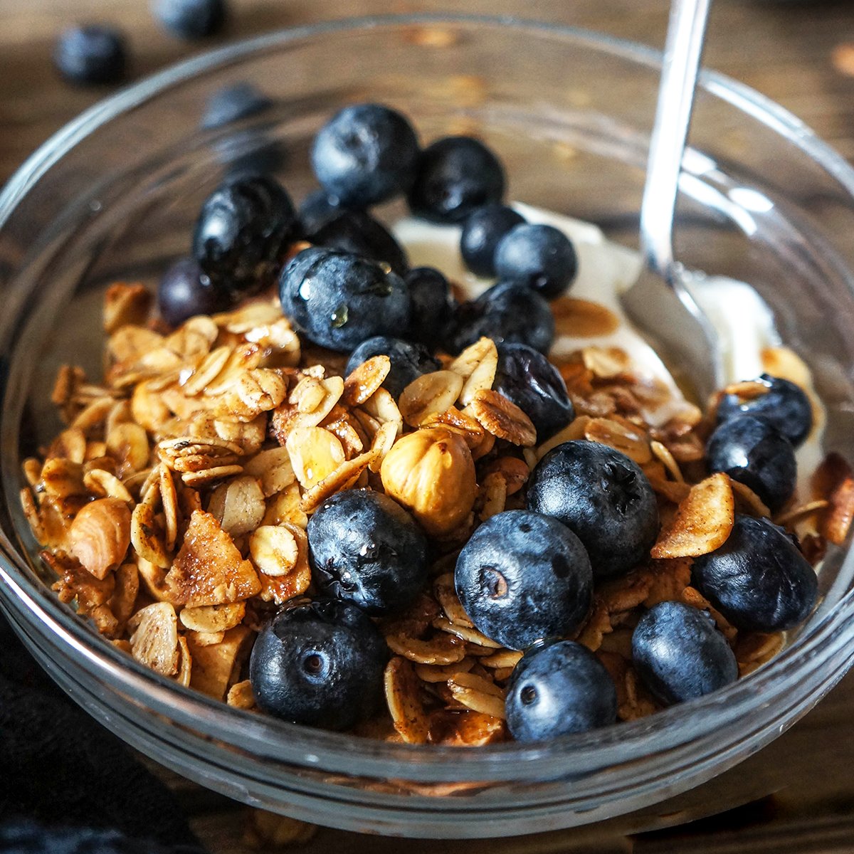 Domača lešnikova granola na jogurtu z borovnicami