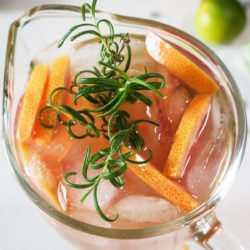 Limetina limonada z rdečo grenivko in rožmarinom