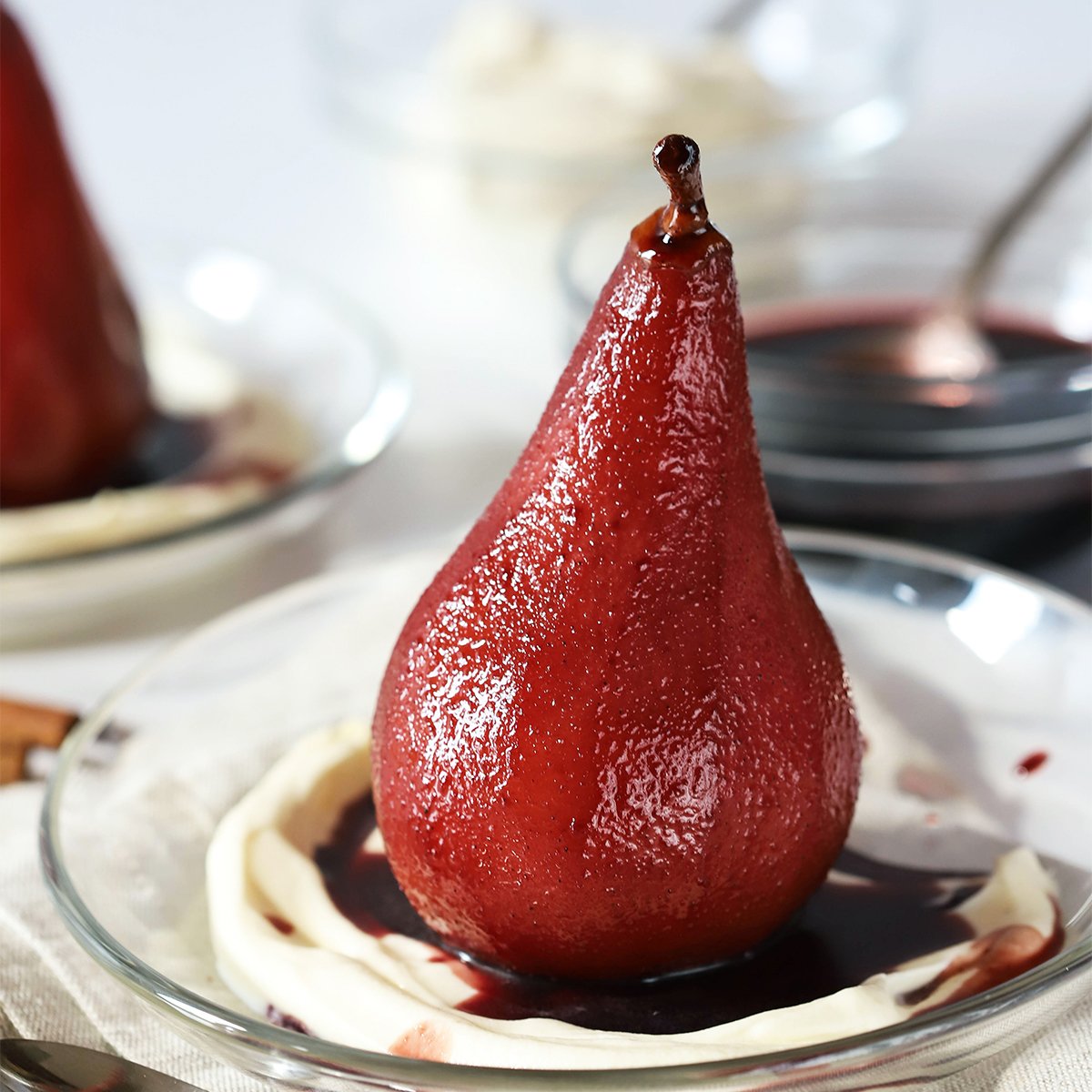 Slastne poširane hruške z mascarpone kremo