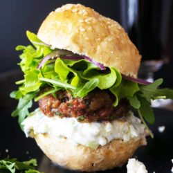 Sočen jagnječji burger s tzatziki omako
