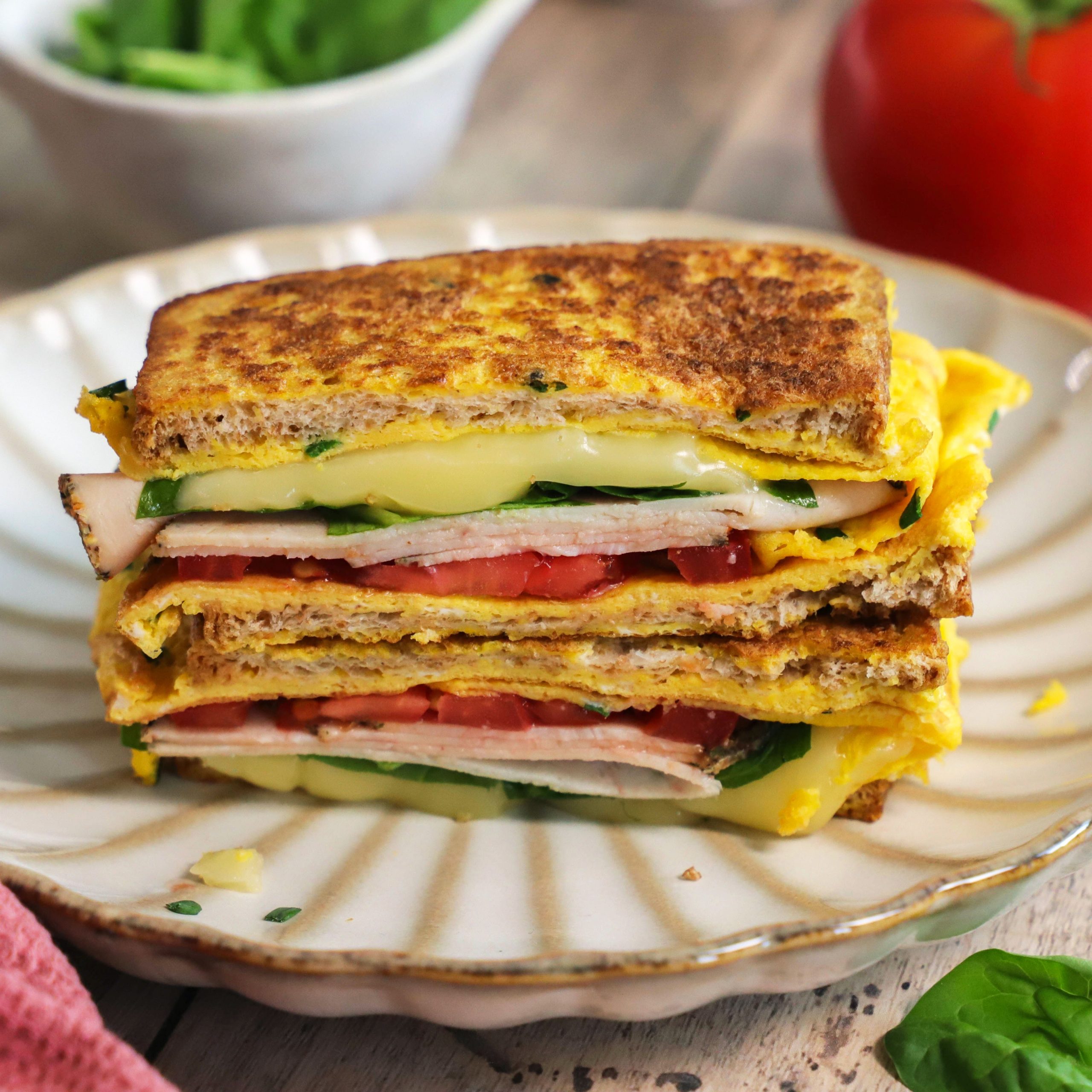 Jajčni toast z zelenjavo, sirom in piščančjo salamo