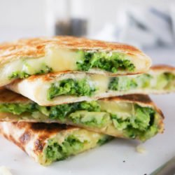 Quesadilla: prepognjena tortilija s sirom in brokolijem