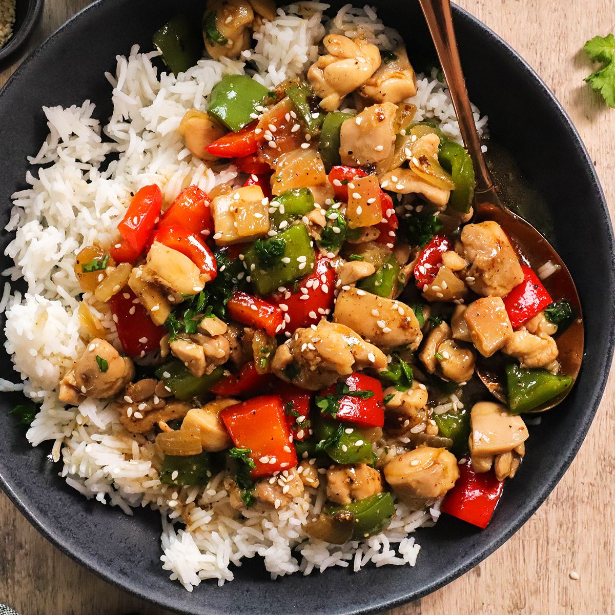 Piščanec v poprovi omaki s papriko in rižem