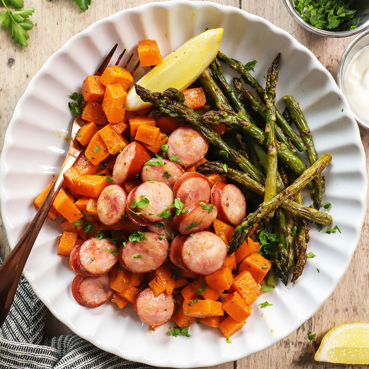 Pečen sladki krompir, šparglji in klobasa s pekača