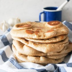 Domači česnov indijski kruh naan