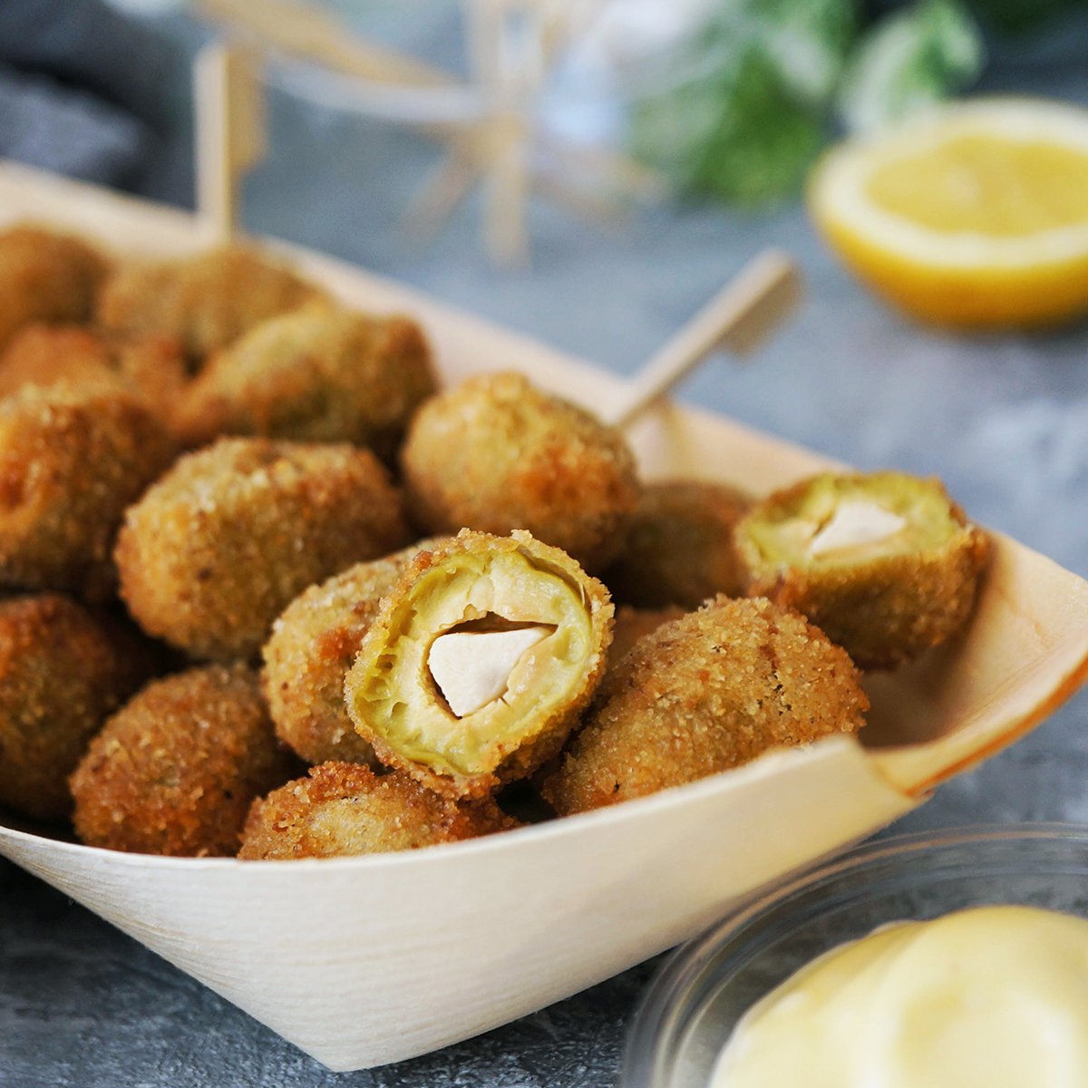 Ocvrte polnjene olive s česnovim aiolijem