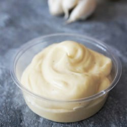 Domač česnov aioli (majonezina omaka!) z olivnim oljem