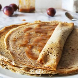 Palačinke z moko iz zelenih banan s slivovo marmelado
