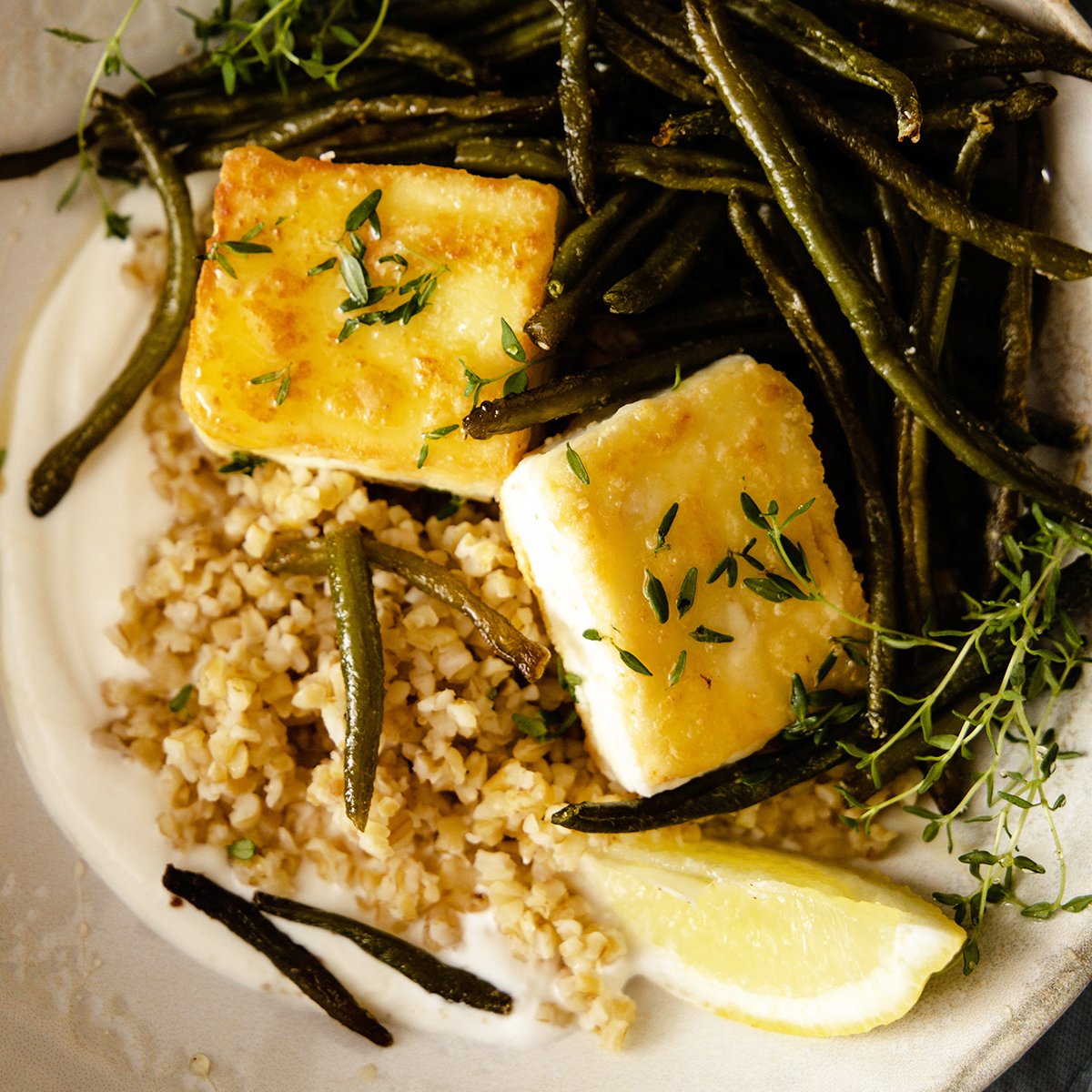 Pečena feta in stročji fižol z bulgurjem in spasirano skuto