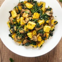 Pečena polenta z gobami in špinačo