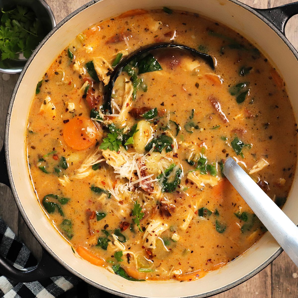 Kremna piščančja juha z njoki in zelenjavo