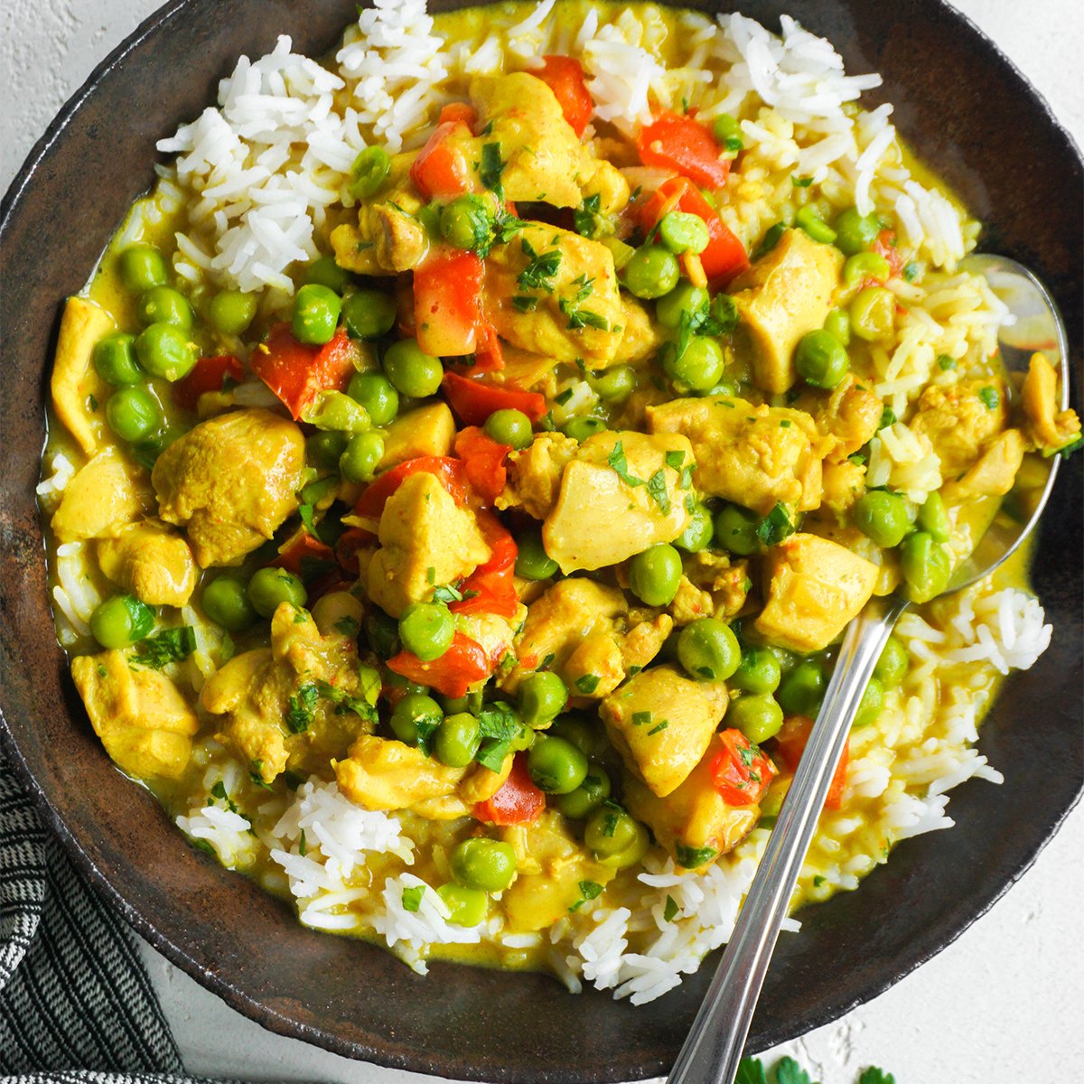 Piščančji curry z grahom in papriko na rižu