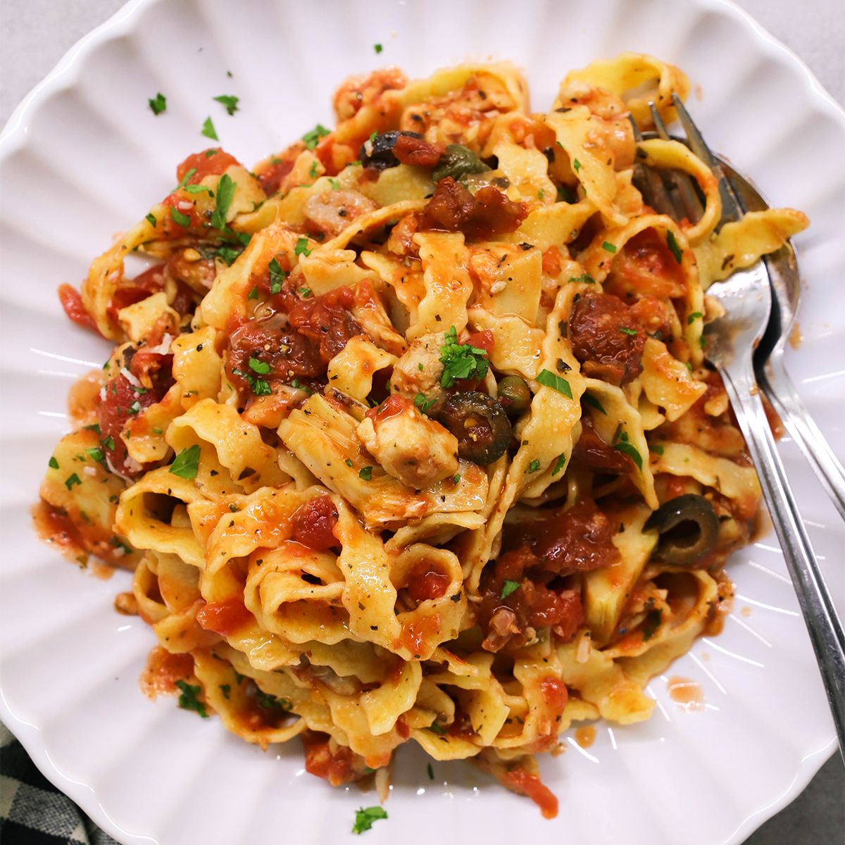 Rezanci v paradižnikovi omaki s piščancem in artičokami