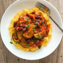 Polenta z rdečim fižolom in zelenjavo