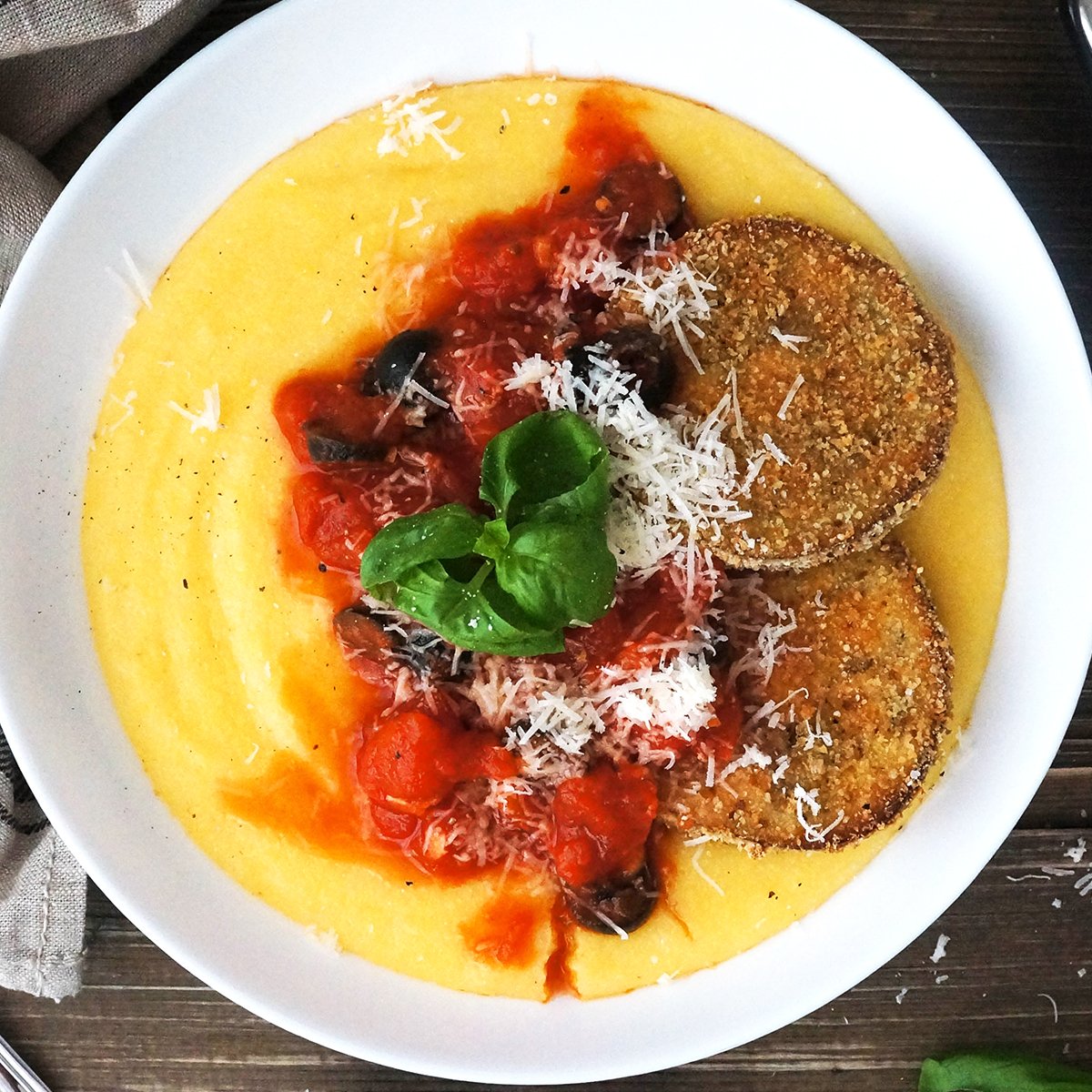 Polenta s paradižnikovo omako in ocvrtimi jajčevci