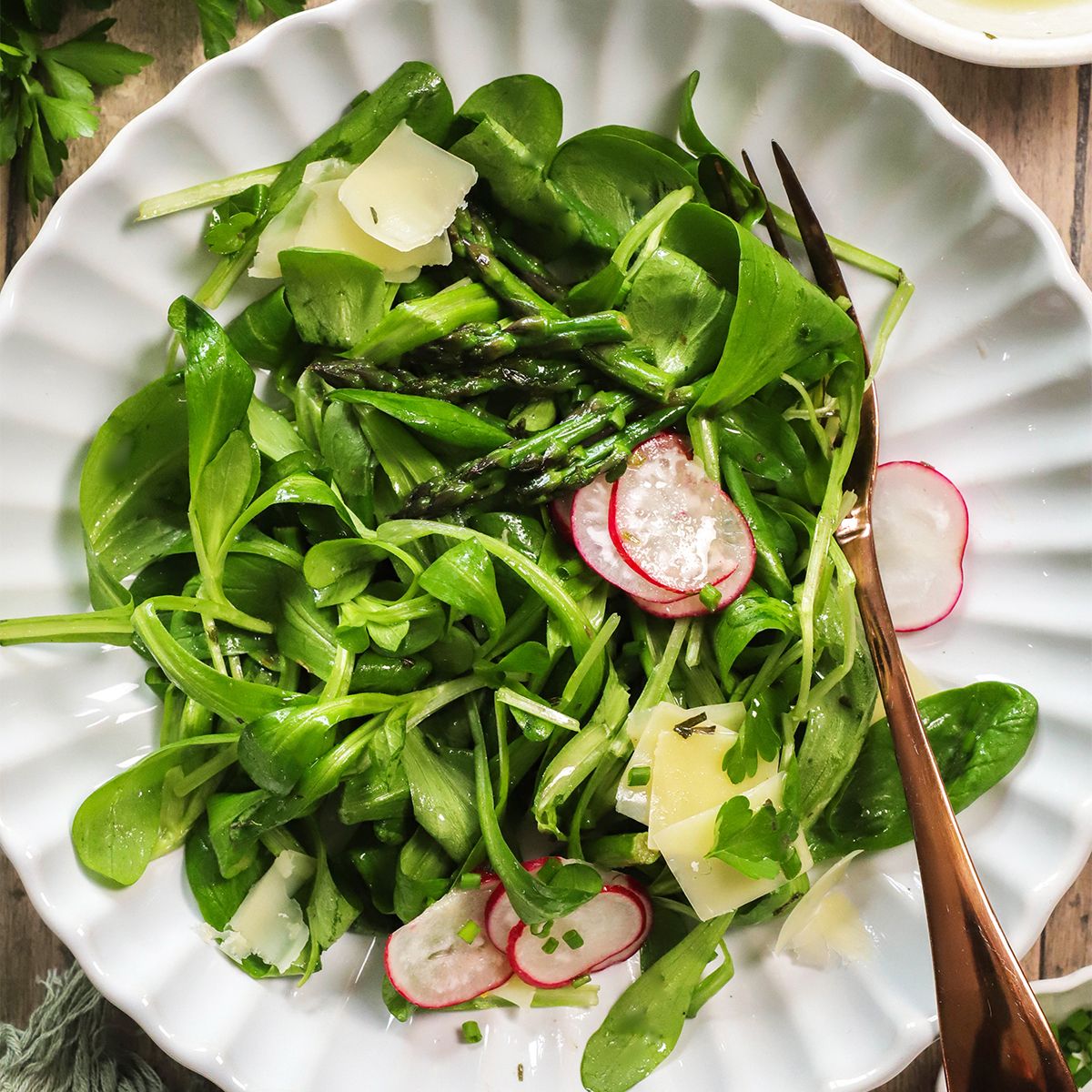 Solata s popečenimi šparglji in pehtranovim prelivom