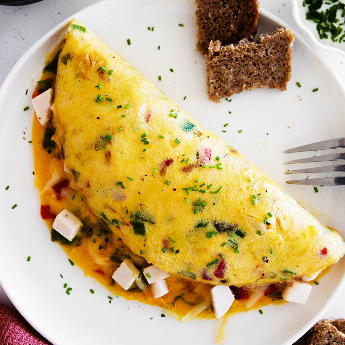 Omleta s piščančjimi prsmi, papriko in sirom