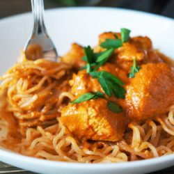 Nizkokalorični rezanci s piščančjo tikka masalo