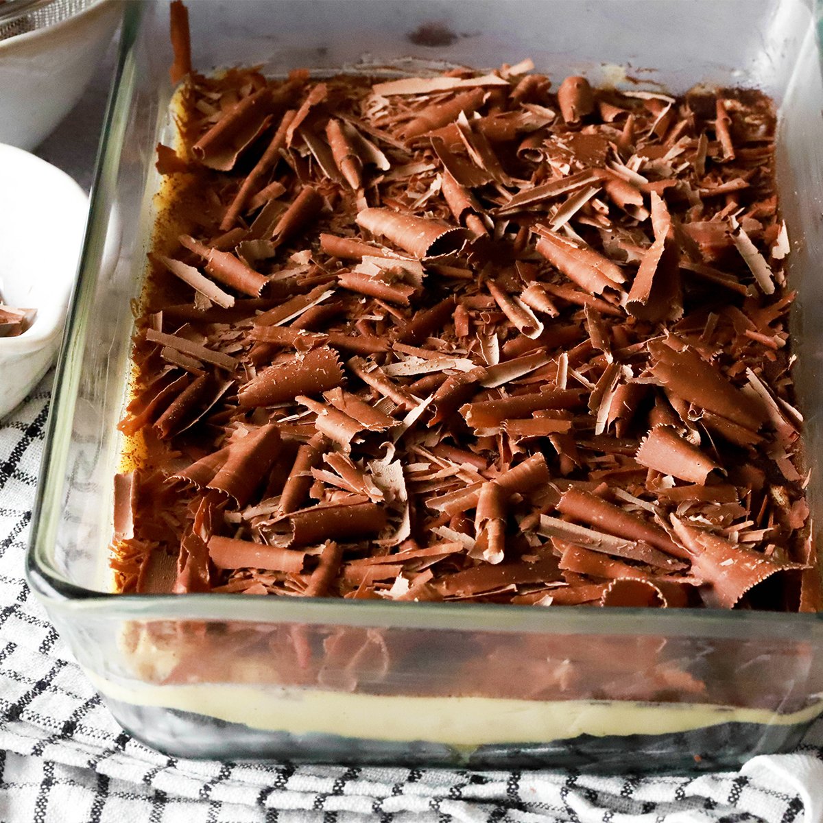 Božanski biskvitni čokoladni tiramisu brez kave