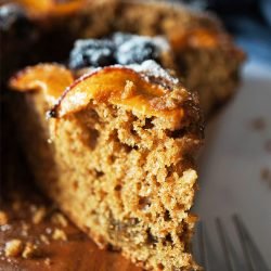 Poletna tortica z breskvami in borovnicami