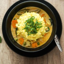 Zelenjavni curry s kurkuminim rižem