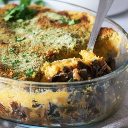 Zelenjavna pita s krompirjevim pokrovom in dišavnim posipom