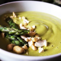 Kremna veganska špargljeva juha
